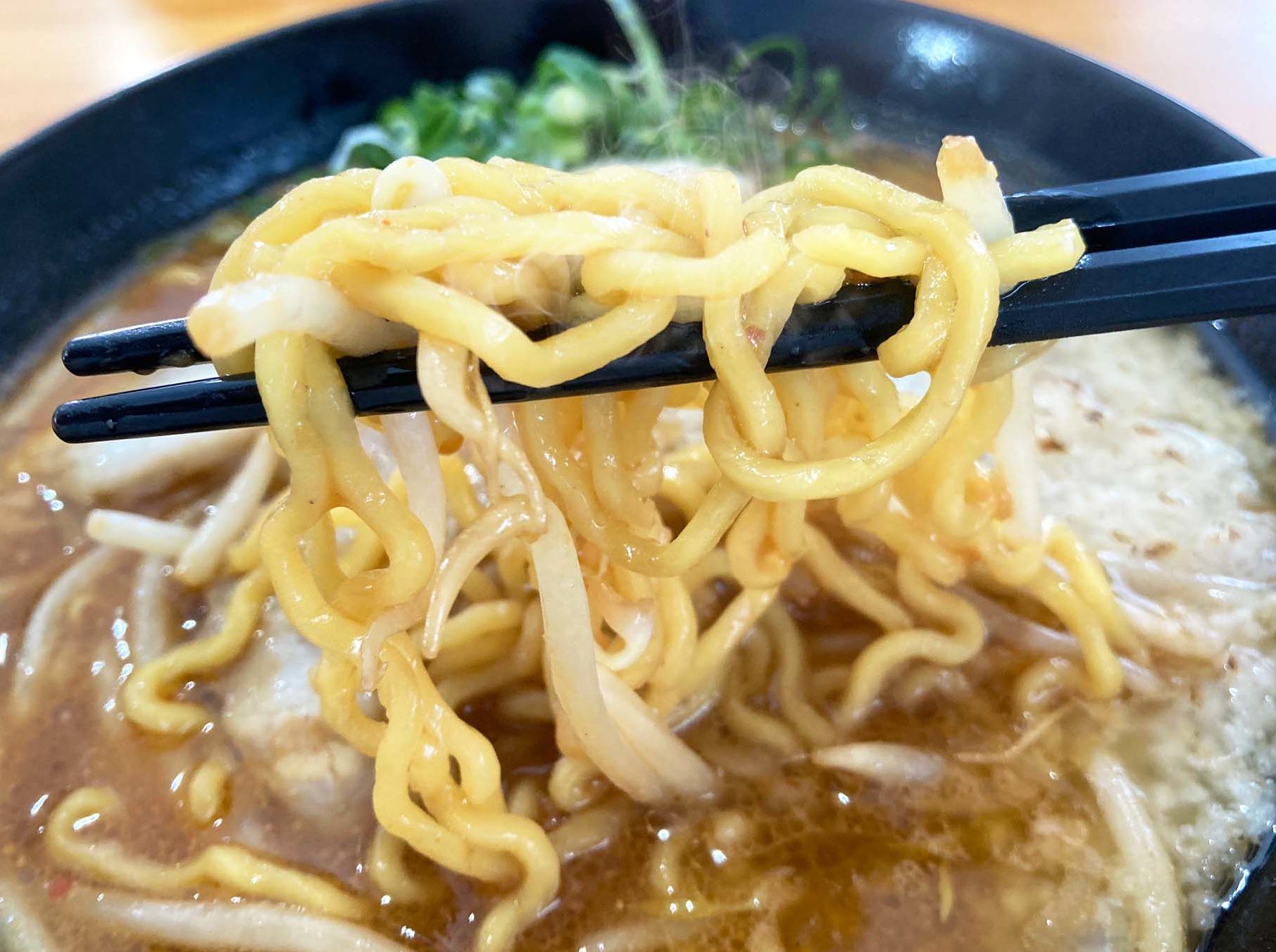 宮崎のラーメン屋さん：味噌ぎ家の濃厚味噌ラーメンの麺の写真
