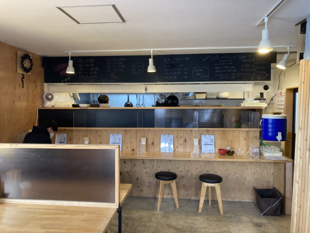 宮崎市内のつけ麺屋：肉麺もみじの内観